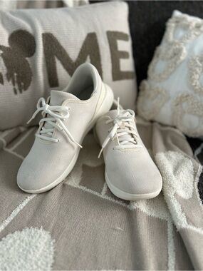 Kizik WOMEN'S LIMA Eggshell White Casual Sneakers with Hands Free Tech 9 Wide